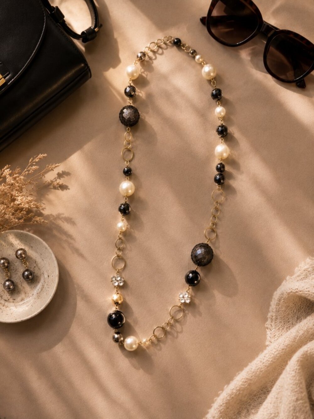 OSFA: Unbranded Black, White and Silver Beaded Necklace
